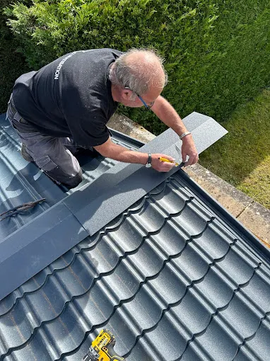 Artisan couvreur au travail - Weiss Compagnon Couverture