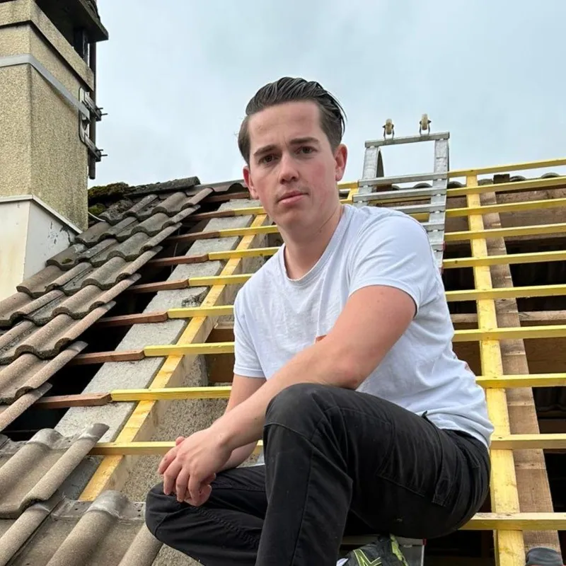 Romain Weiss, couvreur formé chez les Compagnons du Devoir, sur un chantier